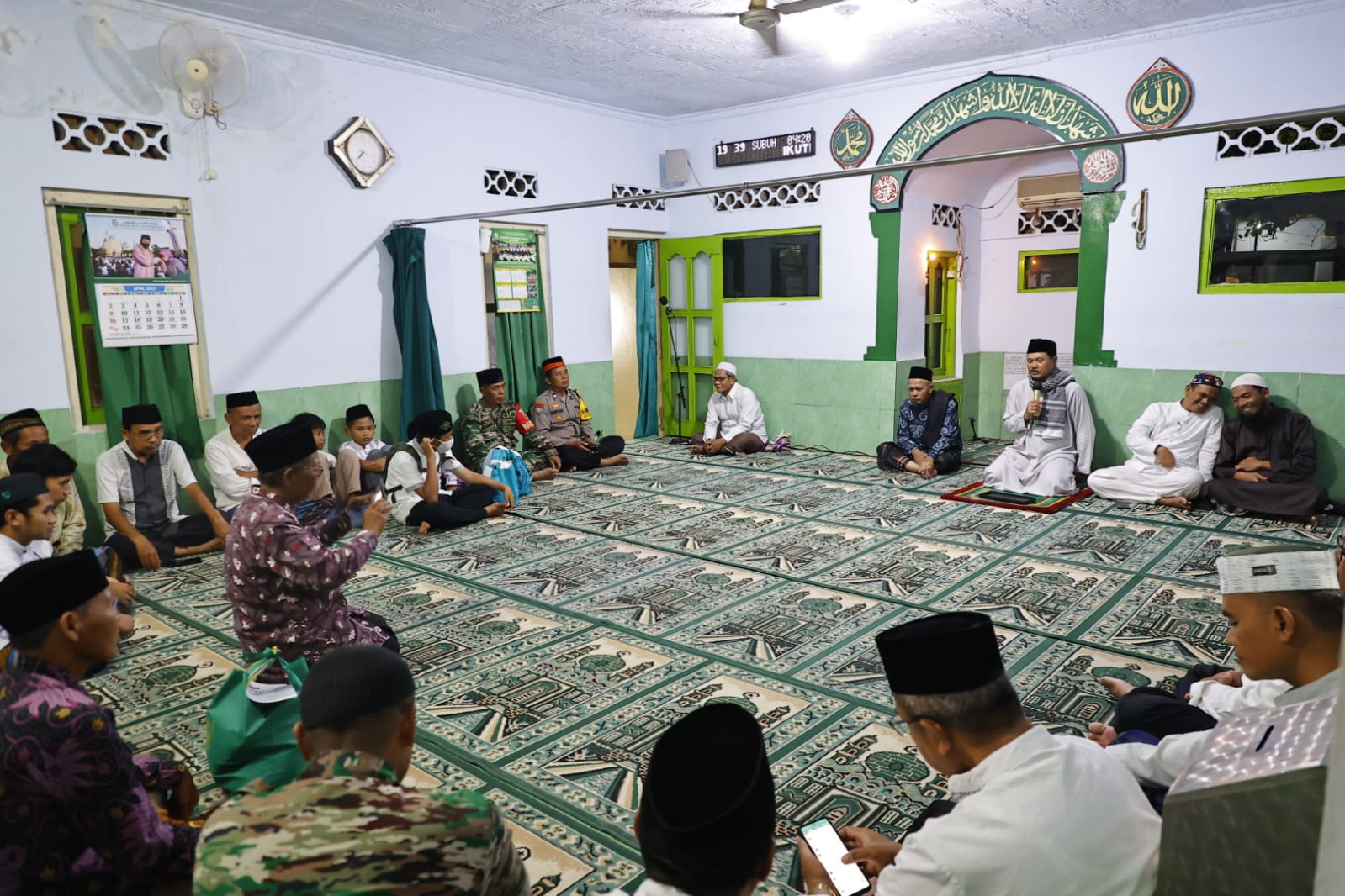 Foto 6 dari 10: Ibadah Sembari Serap Aspirasi, Wali Kota Ikuti Tarawih Bersama Warga Di Musala Jannatul Firdaus