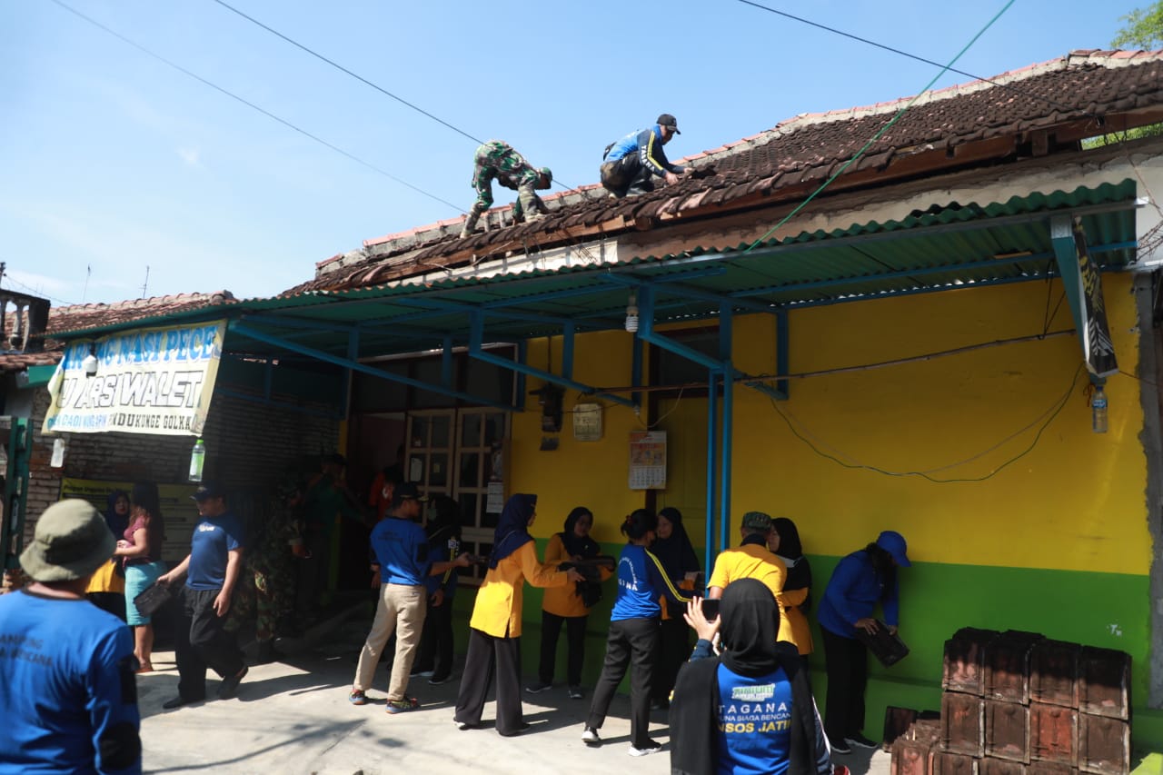 Foto 4 dari 11: Pj Walikota Serahkan Bantuan Kepada Korban Rumah Roboh