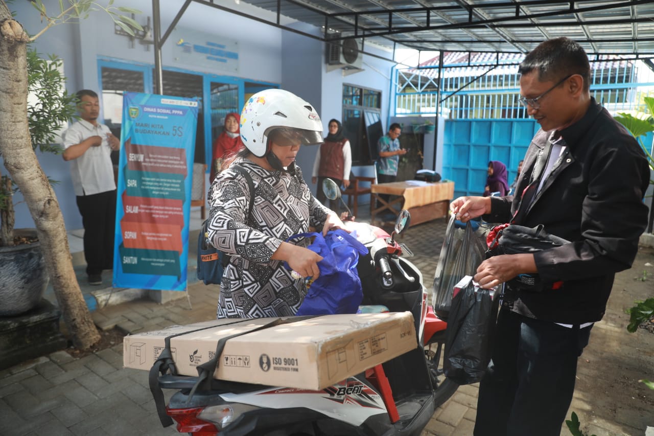 Foto 3 dari 6: Kemensos Salurkan Bantuan Bagi KPM PKH Graduasi