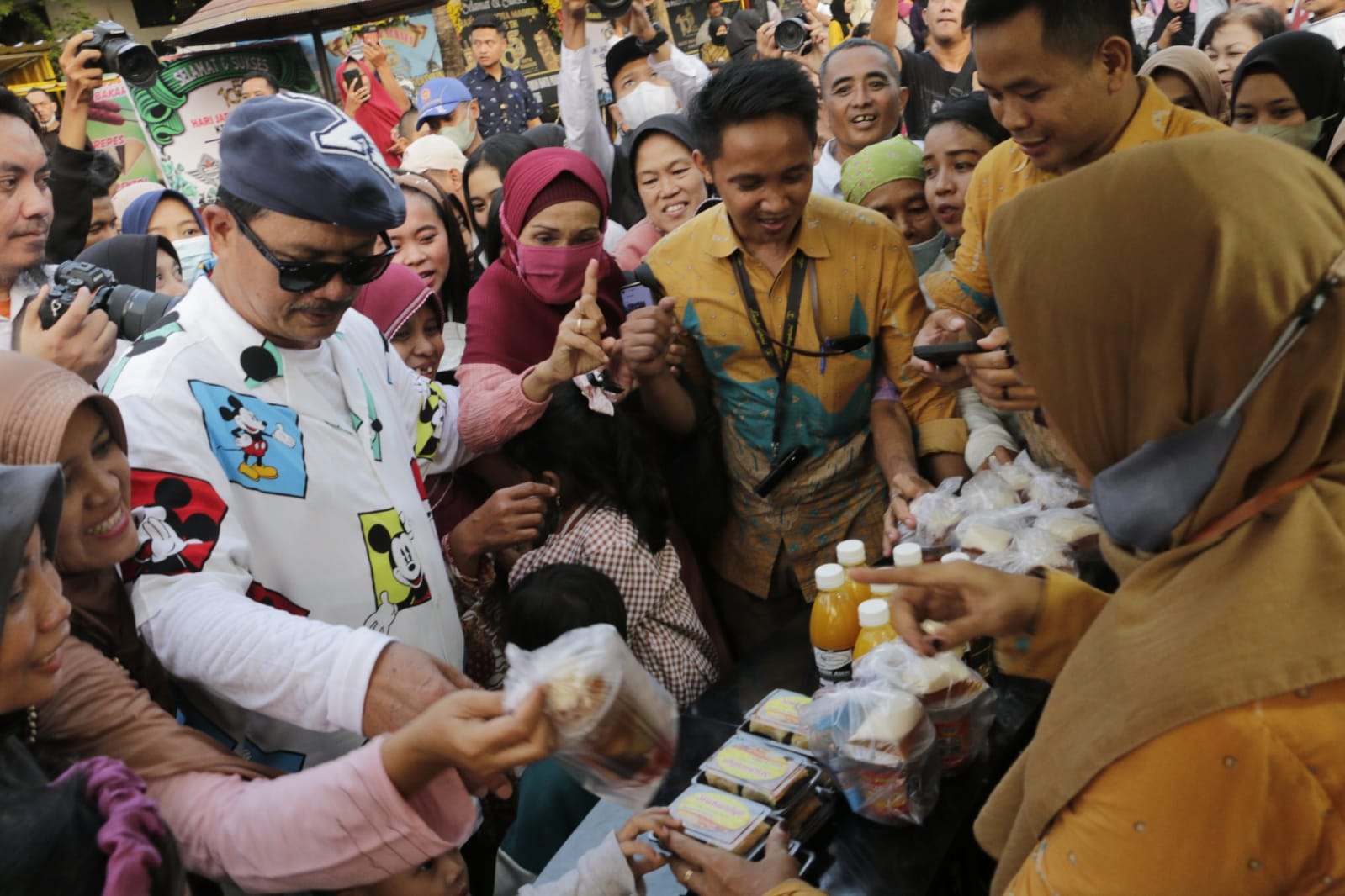 Foto 2 dari 10: Antusias Tinggi, 30 Ribu Lebih Makanan dan Jajanan Habis Tak Ada Satu Jam