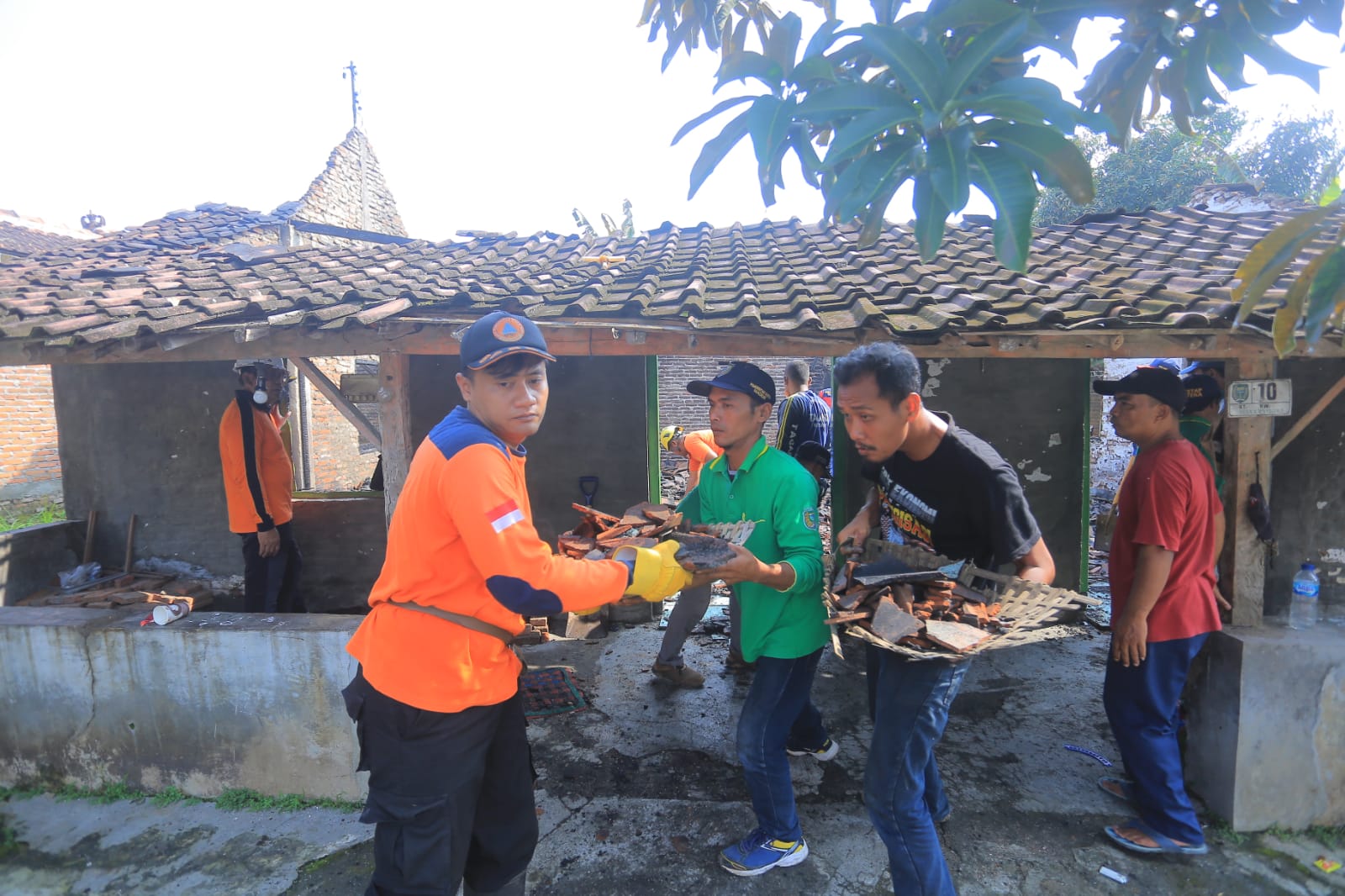 Foto 4 dari 5: Pastikan Penyebab Kebakaran Di Kanigoro, Polisi Gelar Identifikasi Di Lokasi Kejadian