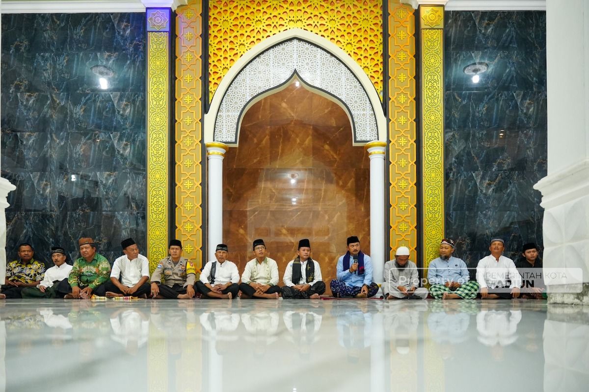 Foto 1 dari 8: Salat Isya di Masjid Baitul Jannah, Wali Kota Setujui Bantuan Pembangunan Rp 50 Juta
