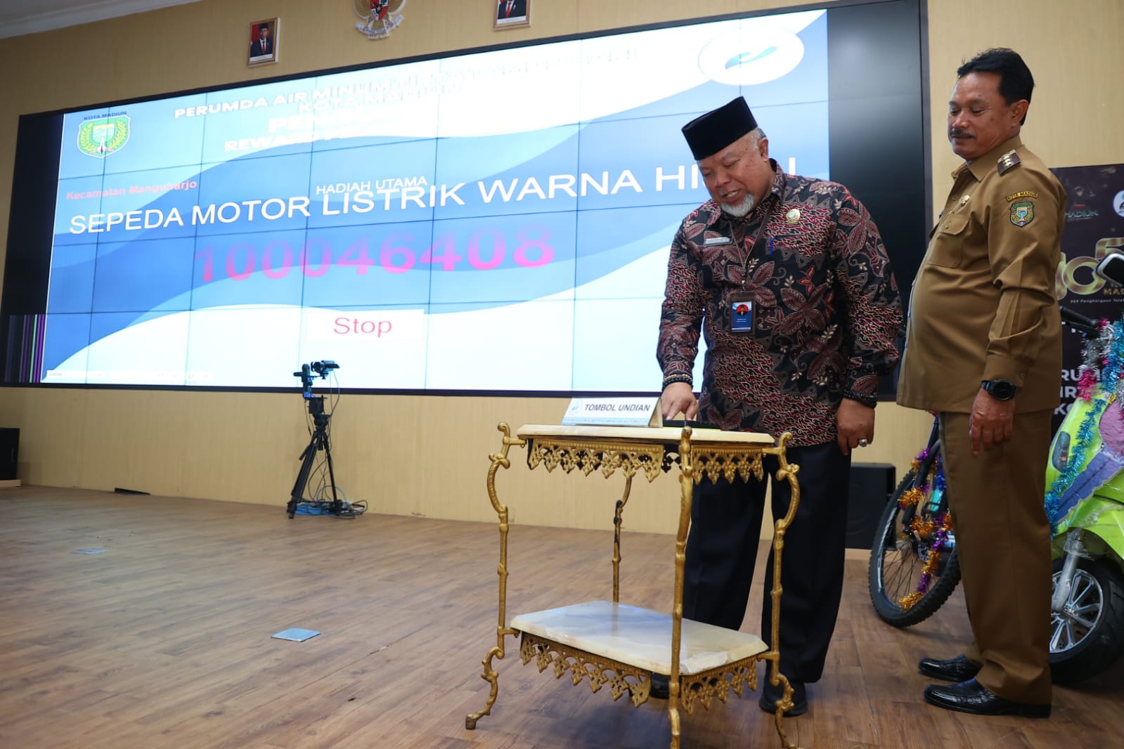 Foto 5 dari 9: Apresiasi Terhadap Pelanggan, PDAM Tirta Taman Sari Beri Reward Bagi Pelanggan