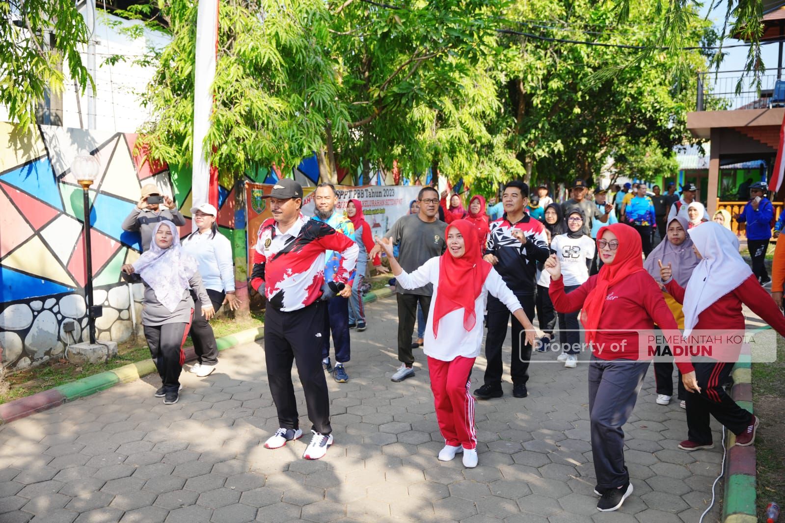 Foto 7 dari 8: Hadiri Senam dan Bazar UMKM Kecamatan Manguharjo, Wali Kota Harap Kegiatan Bisa Terus Dimunculkan