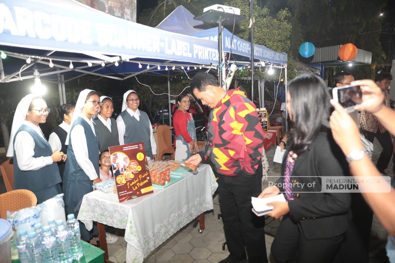 Foto 2 dari 9: Hadiri Bazar UMKM di Gereja Katolik Mater Dei, Wali Kota Apresiasi Penyelenggara Ikut Geliatkan Perekonomian