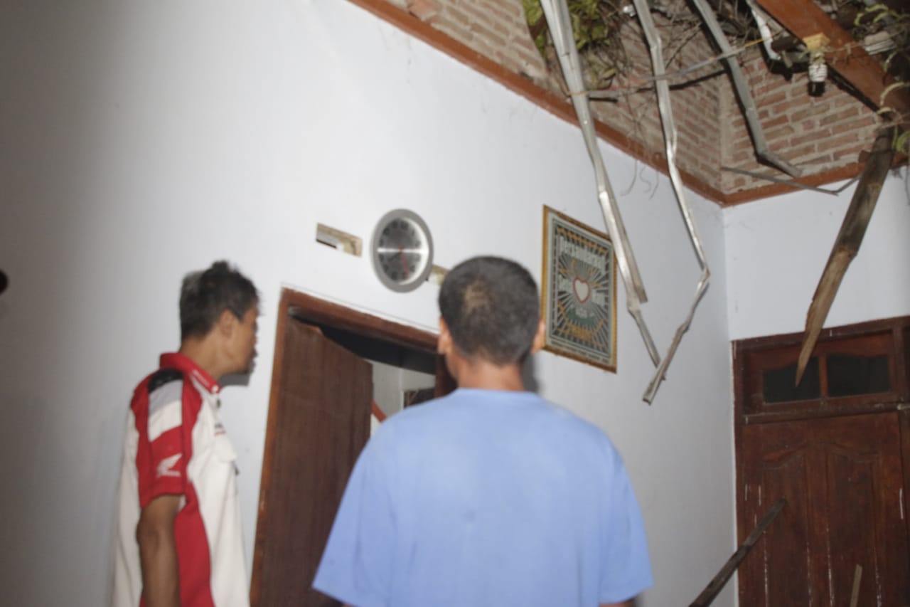 Foto 8 dari 22: Kota Madiun Diterjang Puting Beliung, Petugas Respon Cepat Bersihkan Area Terdampak