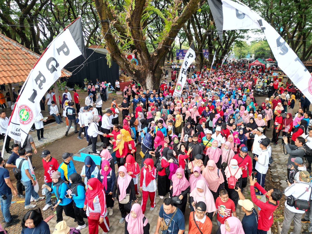 Foto 3 dari 8: Wali Kota Ikut Jalan Santai Peringatan HUT PGRI ke 78 dan HGN