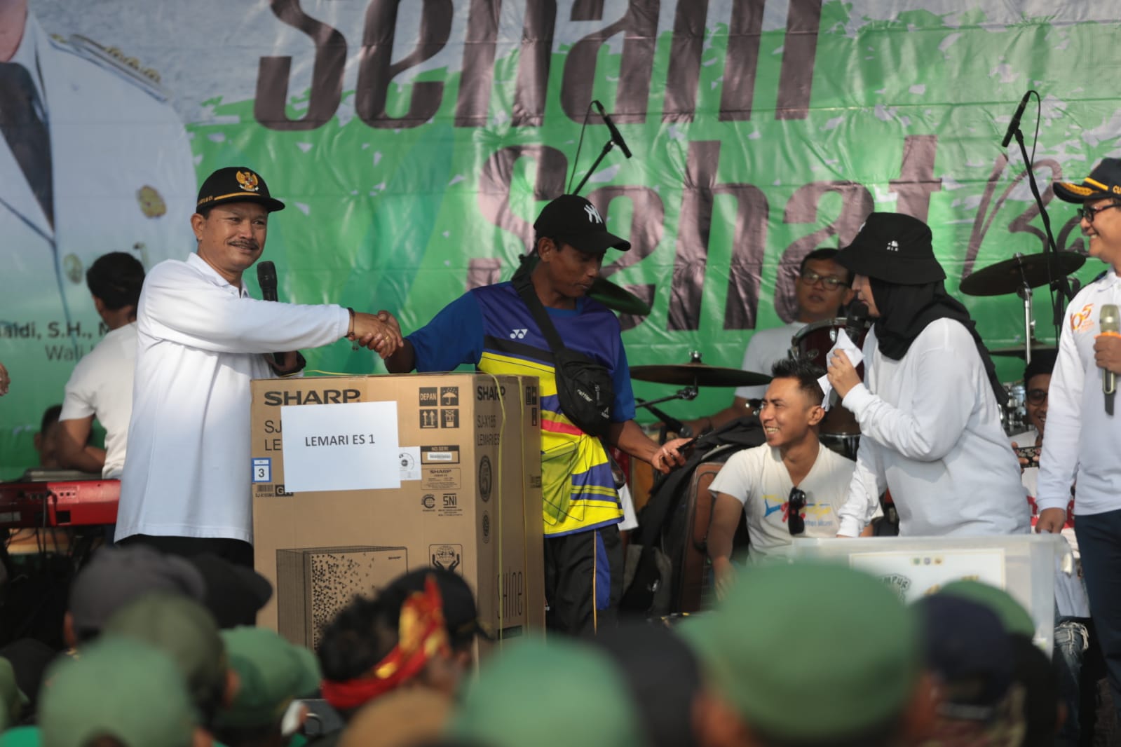 Foto 6 dari 11: Gelar Senam Bersama Satlinmas, Wali Kota : Satlinmas Harus Sehat