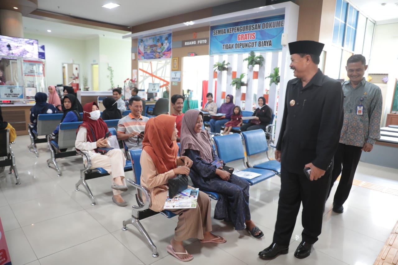 Foto 5 dari 10: Pembinaan Pegawai Dukcapil, Wali Kota: Dukcapil Pelayanannya Bukan Jam Kerja, Tetapi Hasil Kerja