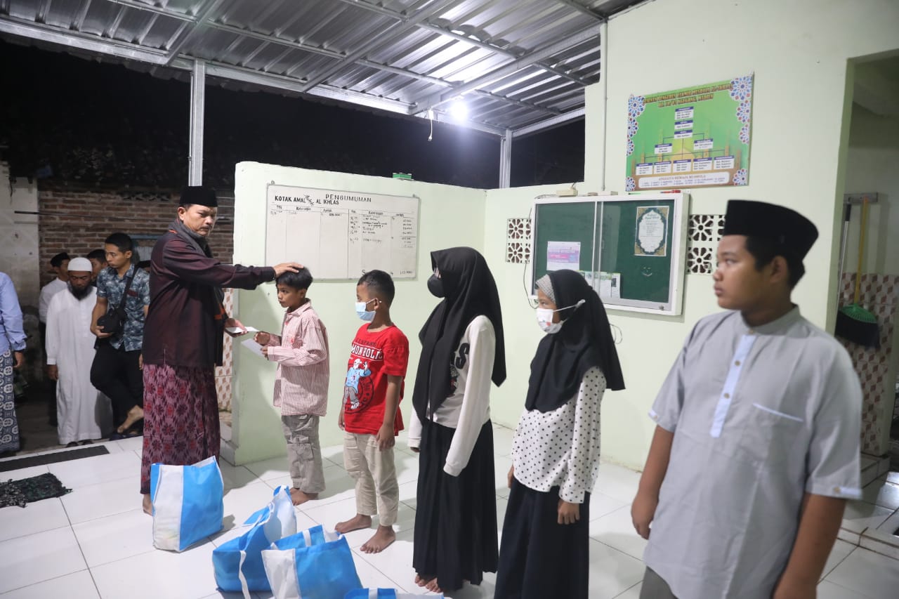 Foto 10 dari 11: Salat Isya di Mushala Al-Ikhlas Ngegong, Wali Kota Sampaikan Program Pembangunan