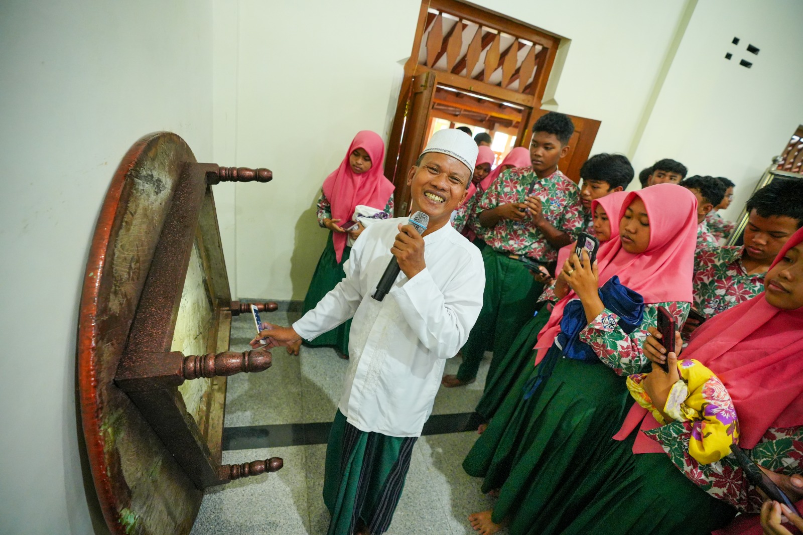 Foto 8 dari 9: Belajar Sekaligus Tumbuhkan Rasa Cinta Kota, Siswa SMKN 5 Gelar ODL di Situs Bersejarah Kota Pendekar