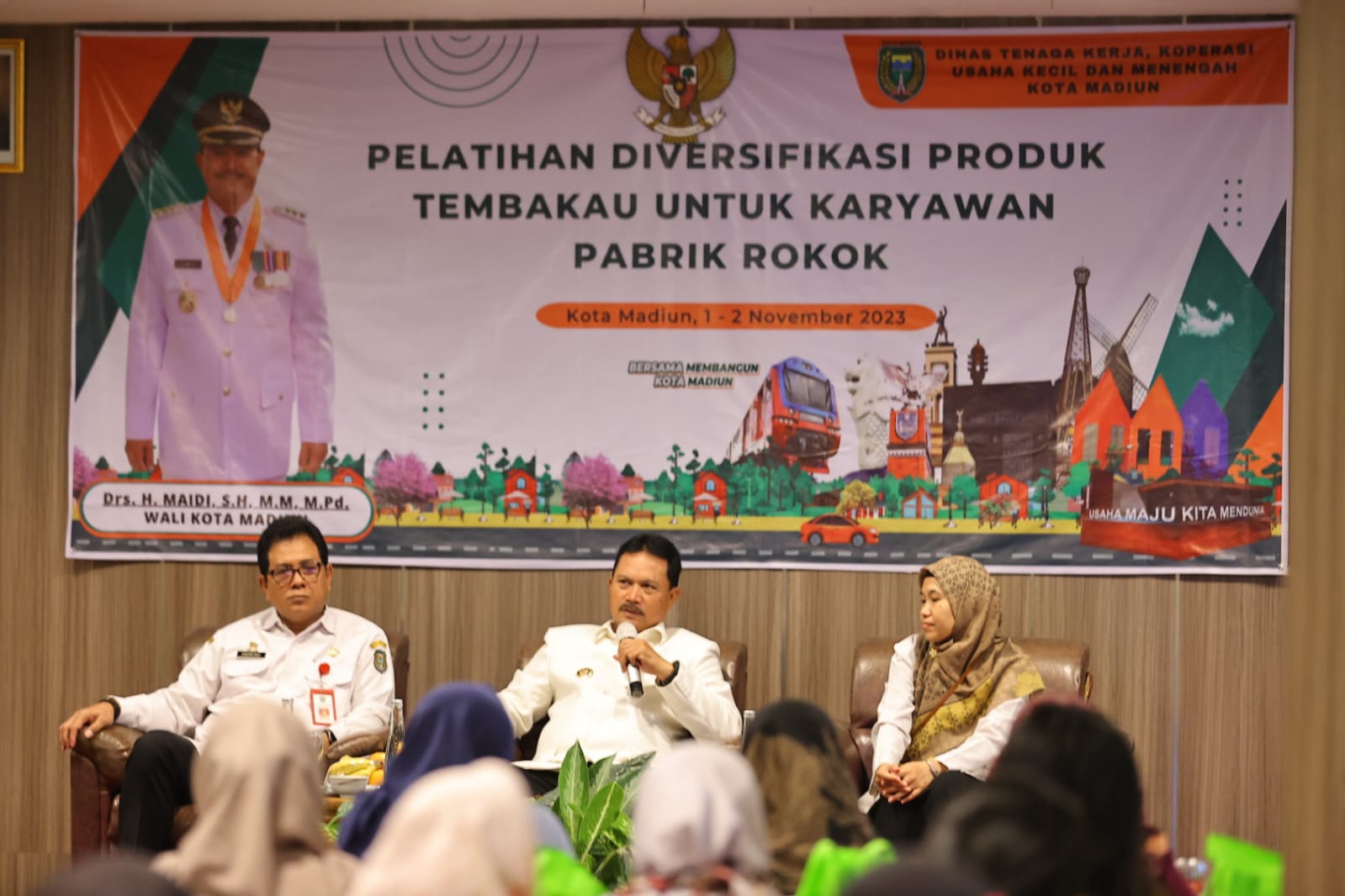 Foto 1 dari 5: Buka Pelatihan Diversifikasi Produk Tembakau Untuk Karyawan Pabrik Rokok, Wali Kota Harap Dapat Tingkatkan Kesejahteraan Warga
