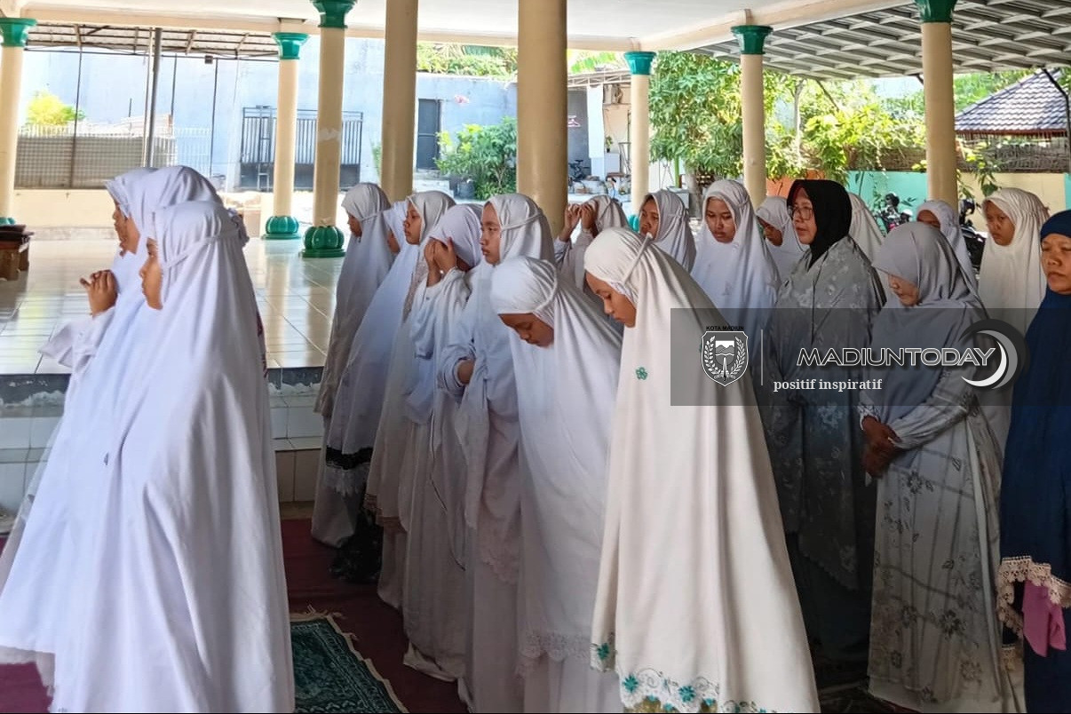 Foto 5 dari 6: Di Tengah Musim Kemarau, MBS Prof Hamka Panjatkan Doa Lewat Salat Istisqa