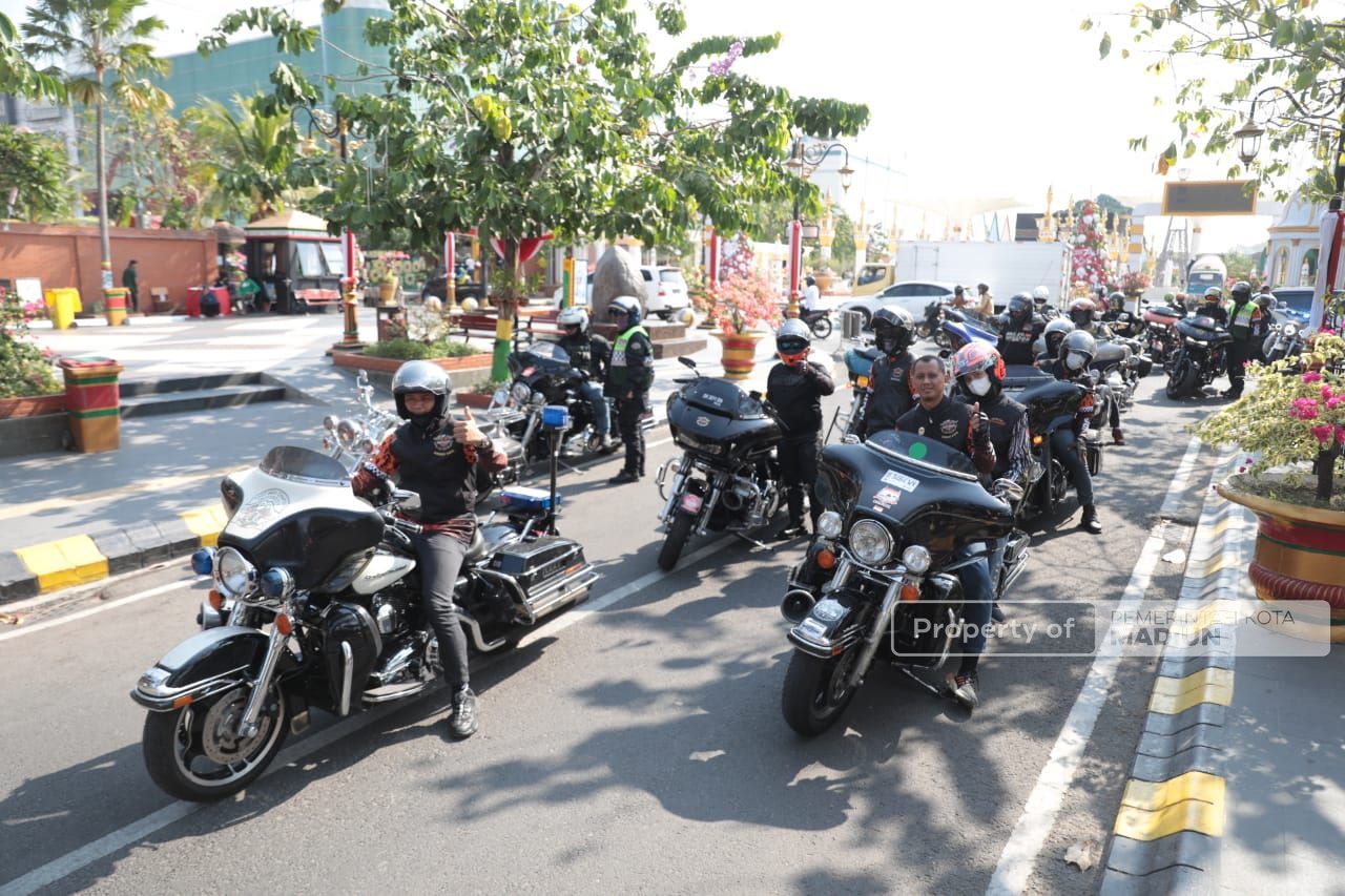 Foto 12 dari 12: Touring Jakarta-Atambua, Komunitas HDCI Mampir Kota Madiun dan Bagi Santunan untuk Veteran