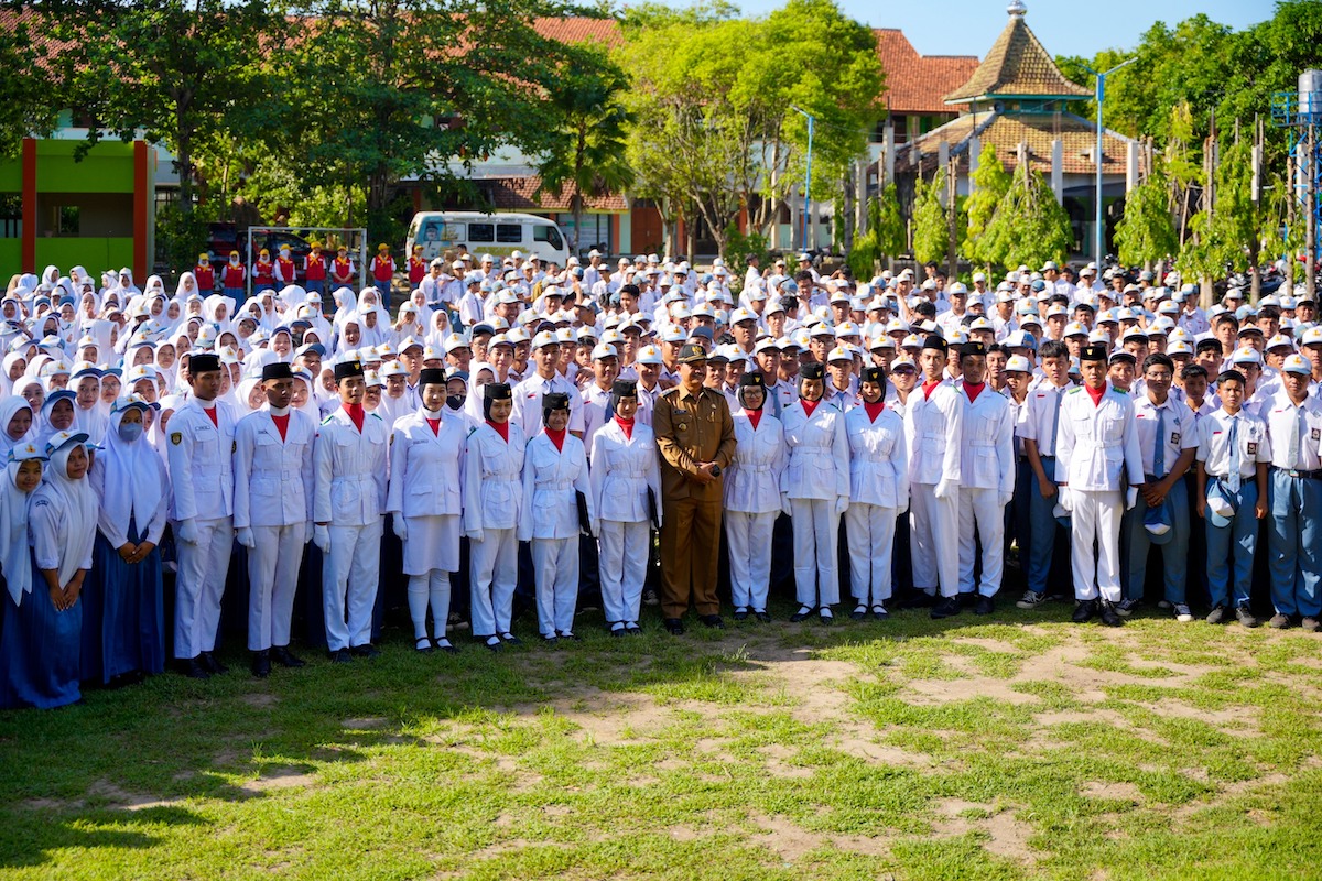 Foto 7 dari 8: Jadi Pembina Upacara di SMKN 5, Wali Kota Motivasi Siswa Tingkatkan SDM Untuk Hadapi Dunia Kerja