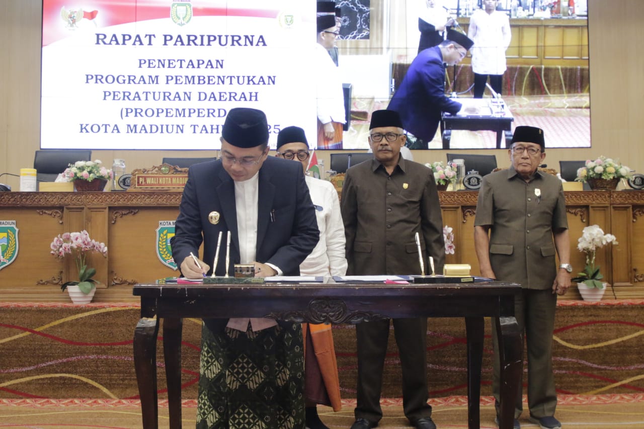 Foto 6 dari 8: Propemperda Resmi Ditetapkan, Pemkot-DPRD  Targetkan Tujuh Raperda Prioritas Tahun Depan