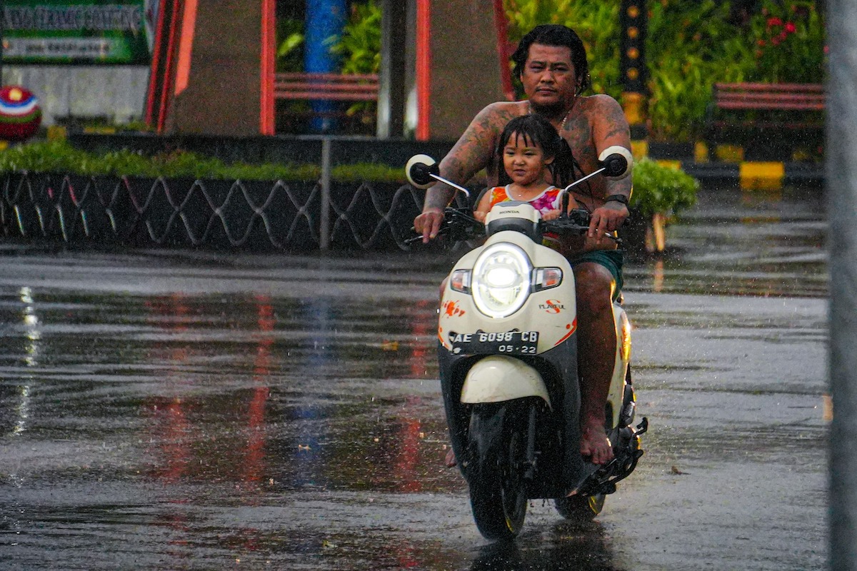 Foto 6 dari 9: Segar! Akhirnya Hujan Guyur Kota Pendekar