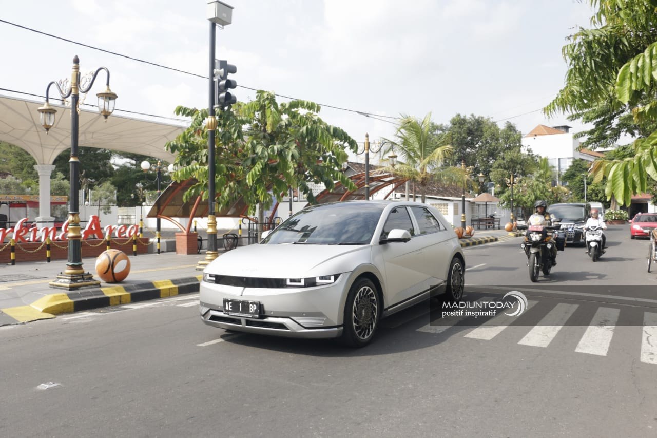 Foto 5 dari 8: Jajal Mobil Dinas Bertenaga Listrik, Wali Kota : Madiun Siap Terapkan Kendaraan Ramah Lingkungan