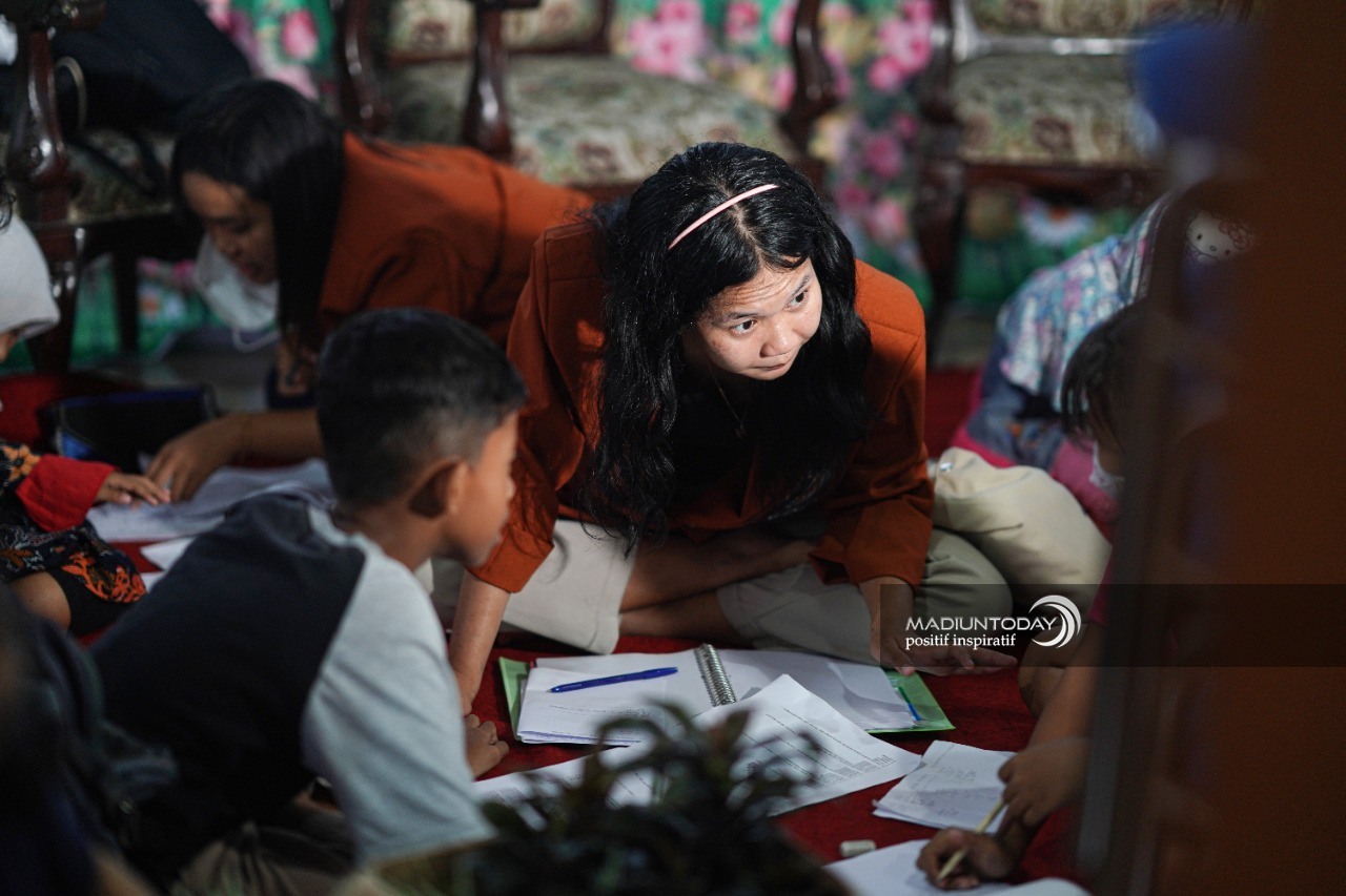 Foto 9 dari 10: Manfaatkan Lapak, PKK Kelurahan Klegen Gandeng Wima Beri Les Gratis Kepada Siswa