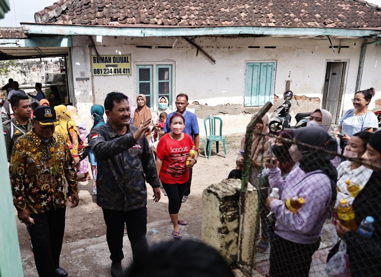 Foto 5 dari 10: Wali Kota Salurkan Bantuan Kursi Roda Dan Tongkat Jalan Bagi Warga Yang Membutuhkan