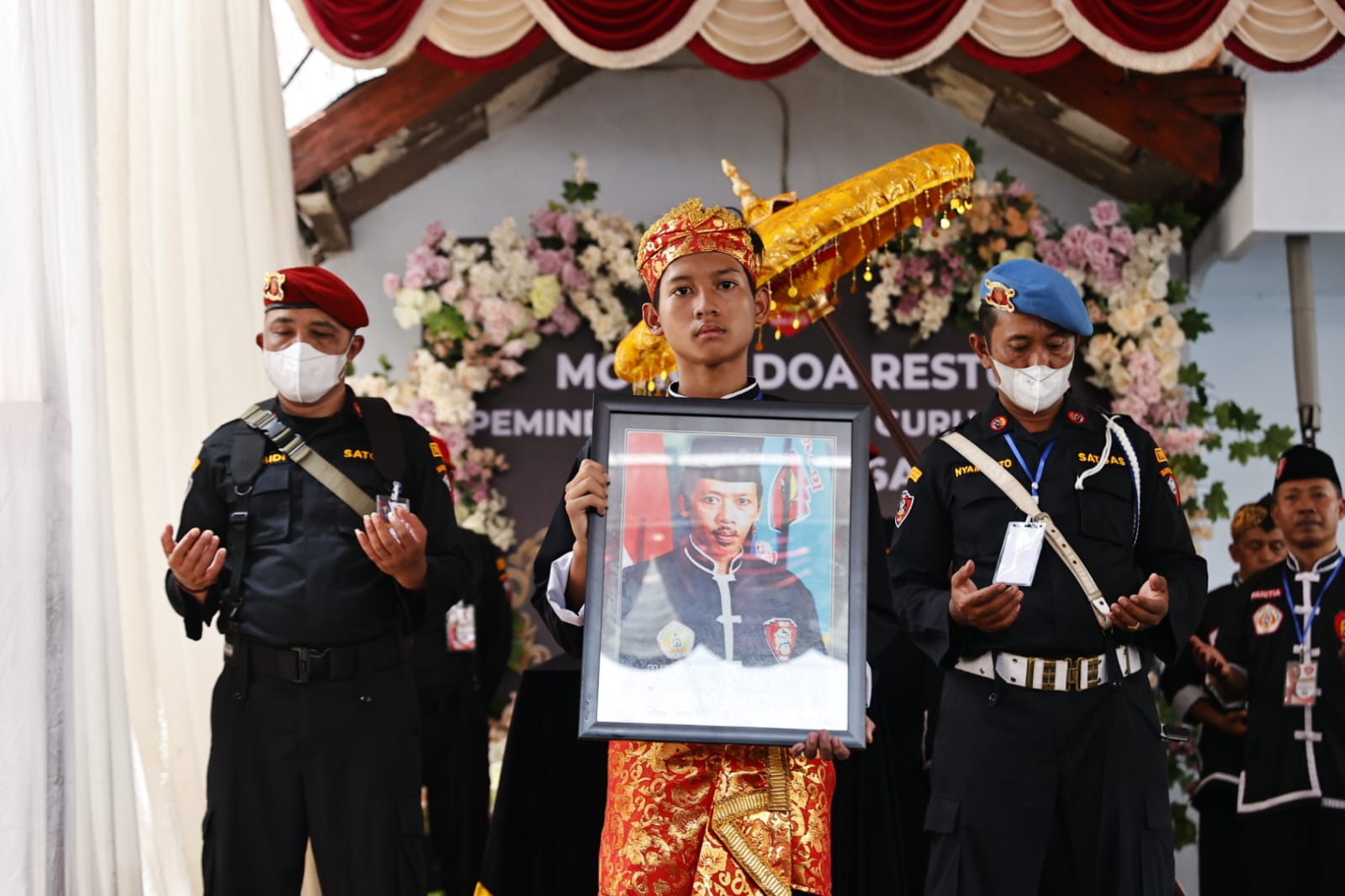 Foto 3 dari 5: Jadi Perwakilan Keluarga, Wali Kota Pimpin Prosesi Pemindahan Makam Pendiri IKSPI Kera Sakti