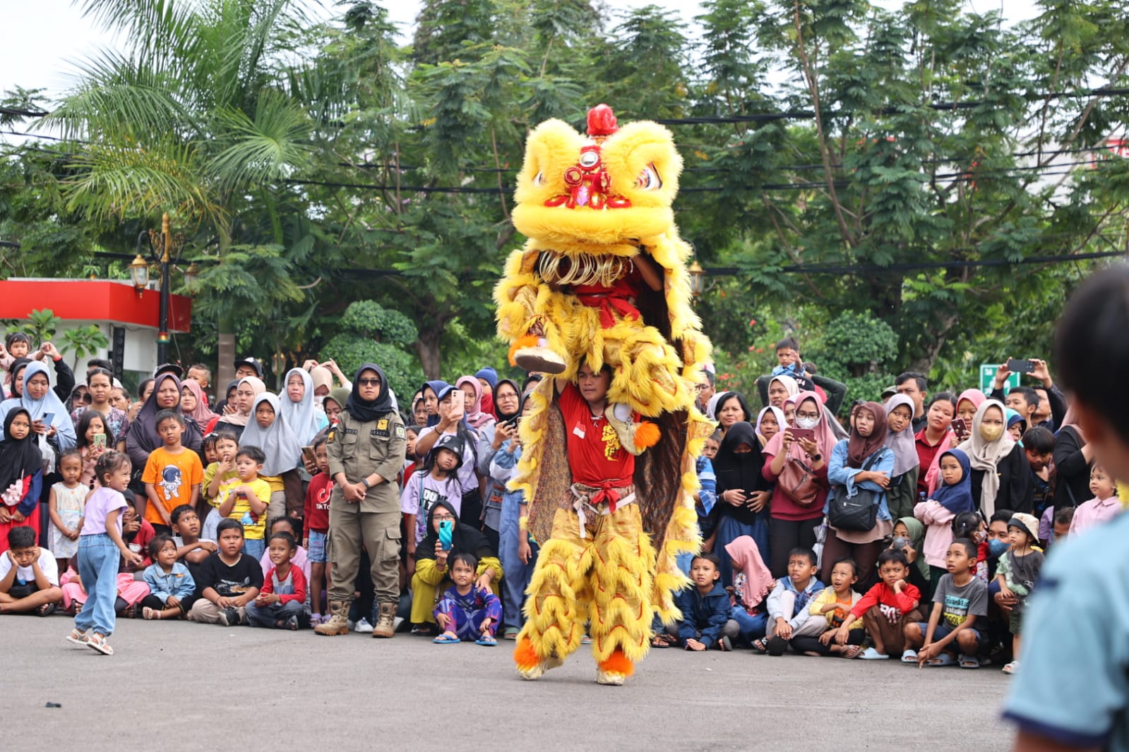 Foto 7 dari 9: Pawai Barongsai Meriahkan Imlek, Wali Kota: Keberagaman Bagian dari Daya Tarik Kota Madiun