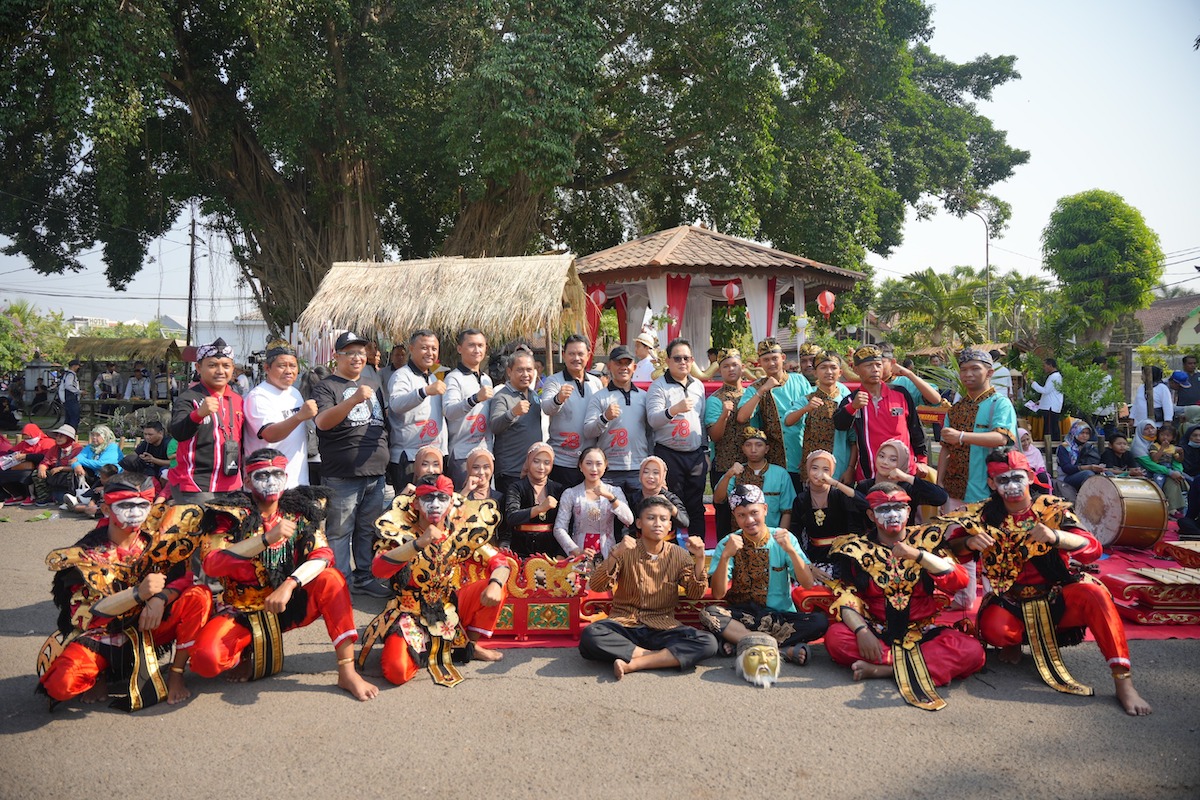 Foto 8 dari 8: Hadiri Jalan Sehat HUT ke-78 Jatim, Walikota Maidi Beri Sejumlah Santunan