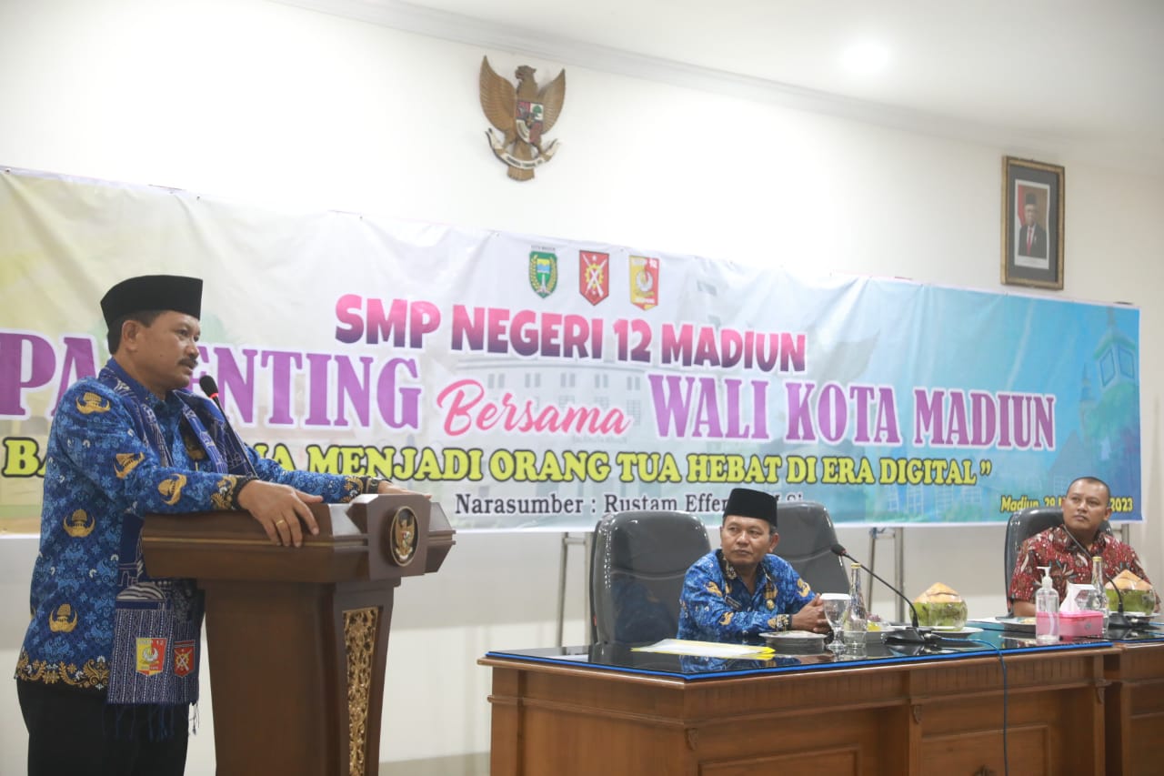 Foto 1 dari 12: Giat Parenting Bersama Wali Murid SMPN 12, Wali Kota Ingatkan Peran Orang Tua Menciptakan Generasi Emas 2045
