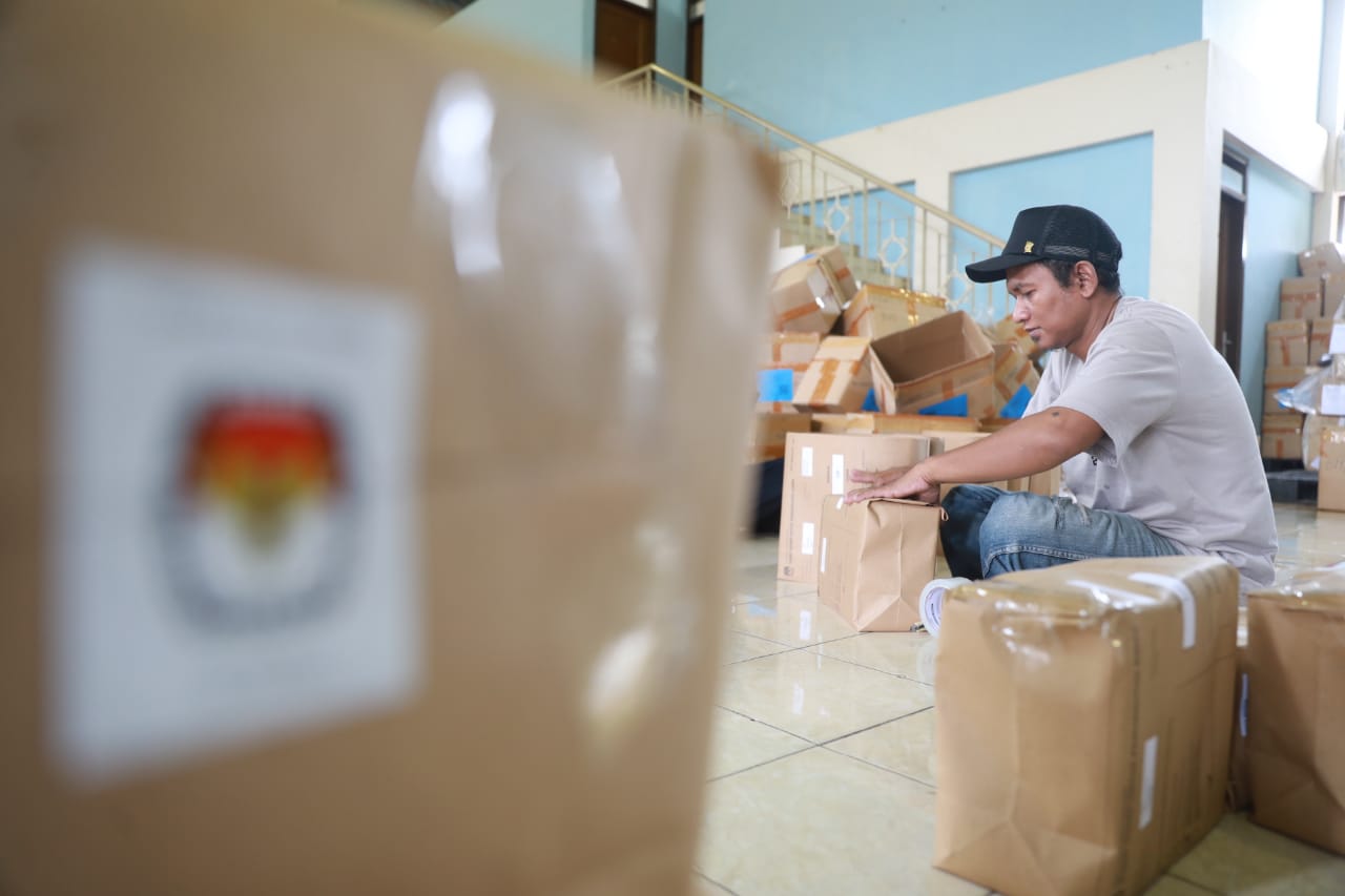 Foto 1 dari 9: KPU Kota Madiun Mulai Setting Logistik Usai Sortir Surat Suara