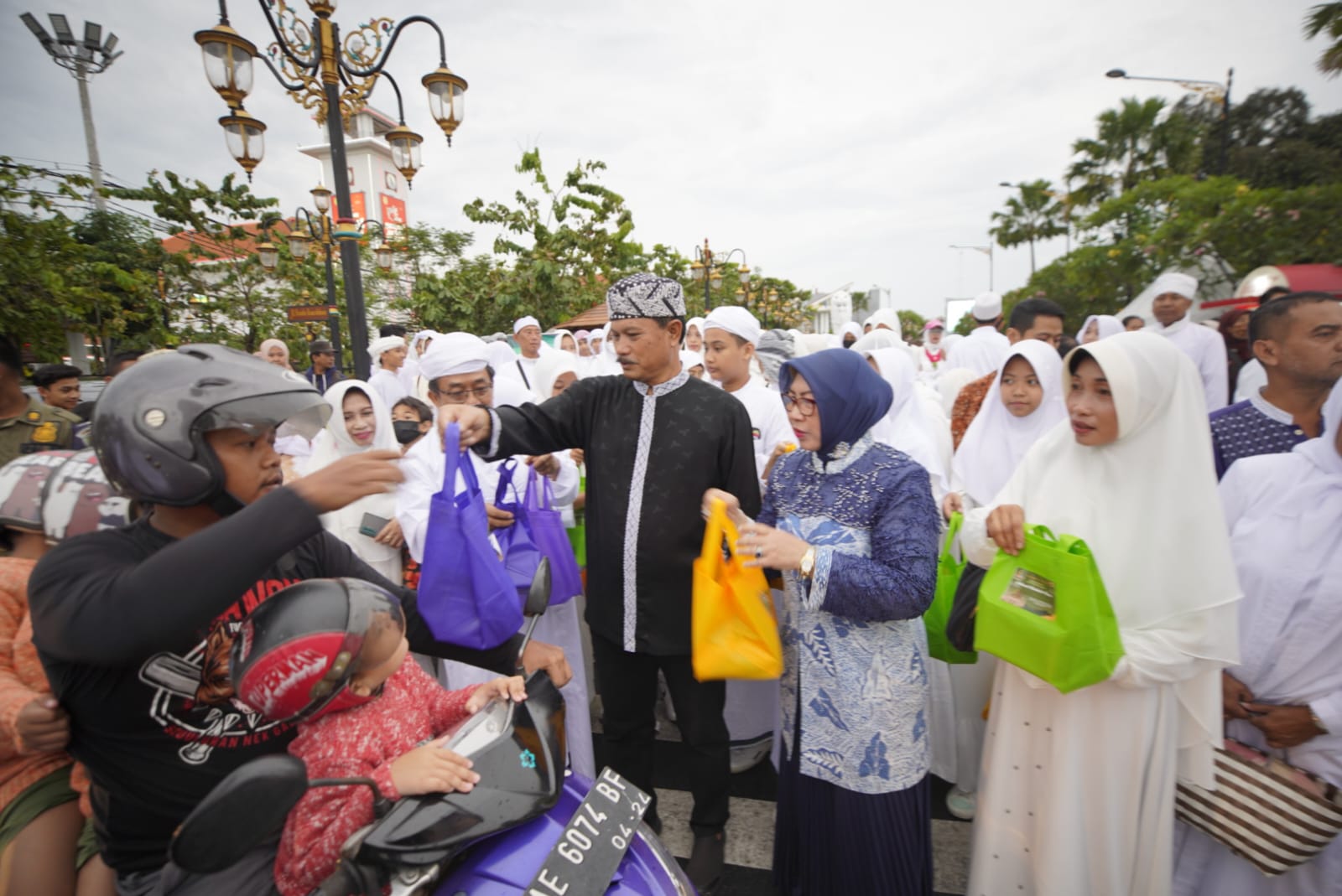 Foto utama berita: Manfaatkan Momen Ramadhan, SMPN 1 Ajak Siswa Berbagi Sesama Bersama Wali Kota