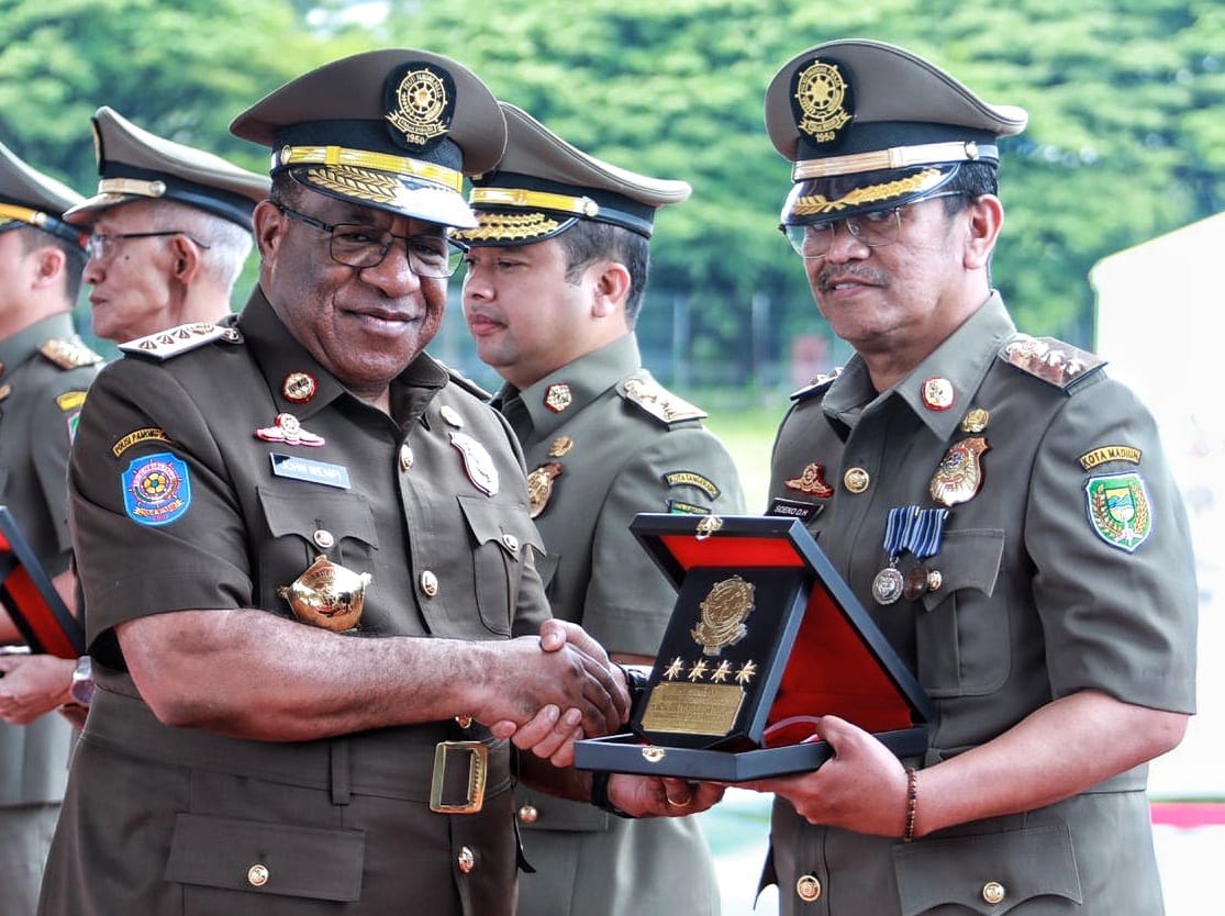 Foto 2 dari 5: Pemkot Madiun Sabet Penghargaan Karya Bhakti Peduli Satpol PP