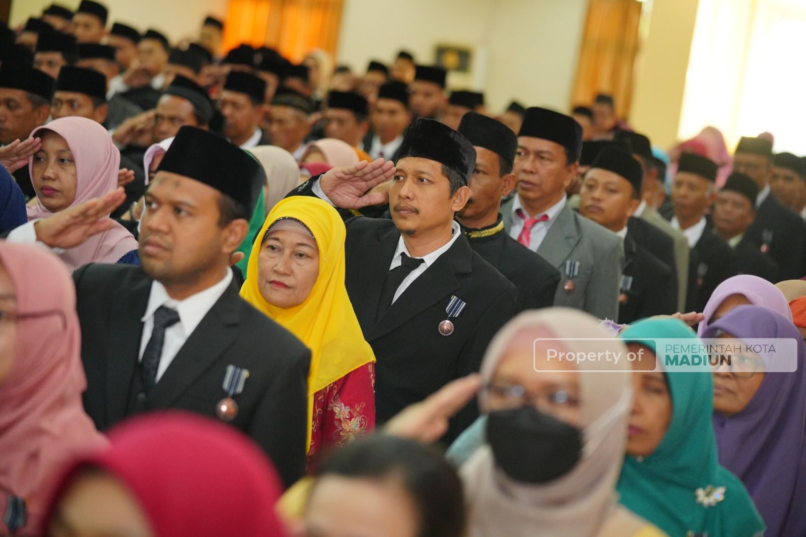 Foto 6 dari 8: 326 ASN Pemkot Madiun Raih Tanda Kehormatan Satyalancana Karya Satya, 78 Di antaranya Sudah Mengabdi 30 Tahun Lamanya