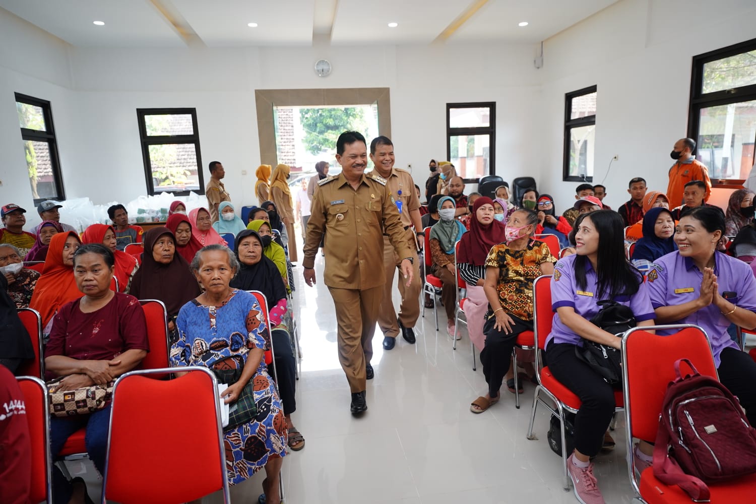 Foto 8 dari 10: Salurkan Bantuan DBHCHT, Wali Kota Harap Bermanfaat Bagi Penerima