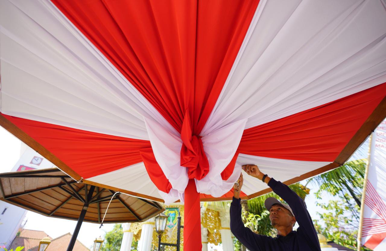 Foto utama berita: Meriahkan HUT RI, Disperkim Hias Ornamen Kota dengan Nuansa Merah Putih