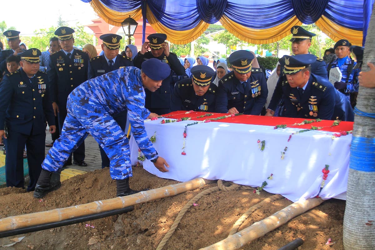 Foto 4 dari 8: Pilot Korban Pesawat Jatuh di Pasuruan Dimakamkan di TMP Kota Madiun