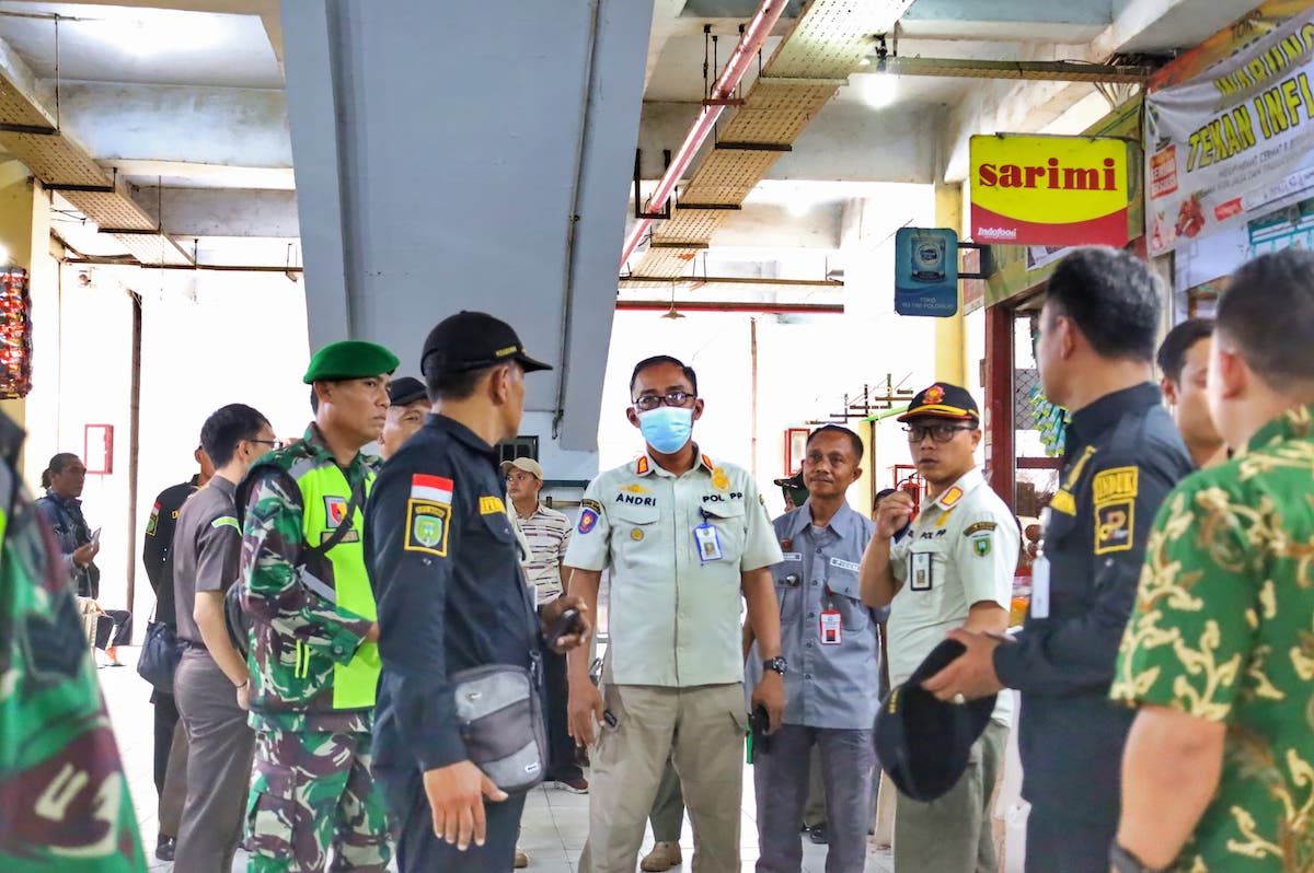 Foto 2 dari 9: Razia Gabungan Barang Kena Cukai, Petugas Temukan 56 Lembar Pita Cukai Asli yang Akan Diperjualbelikan Kembali