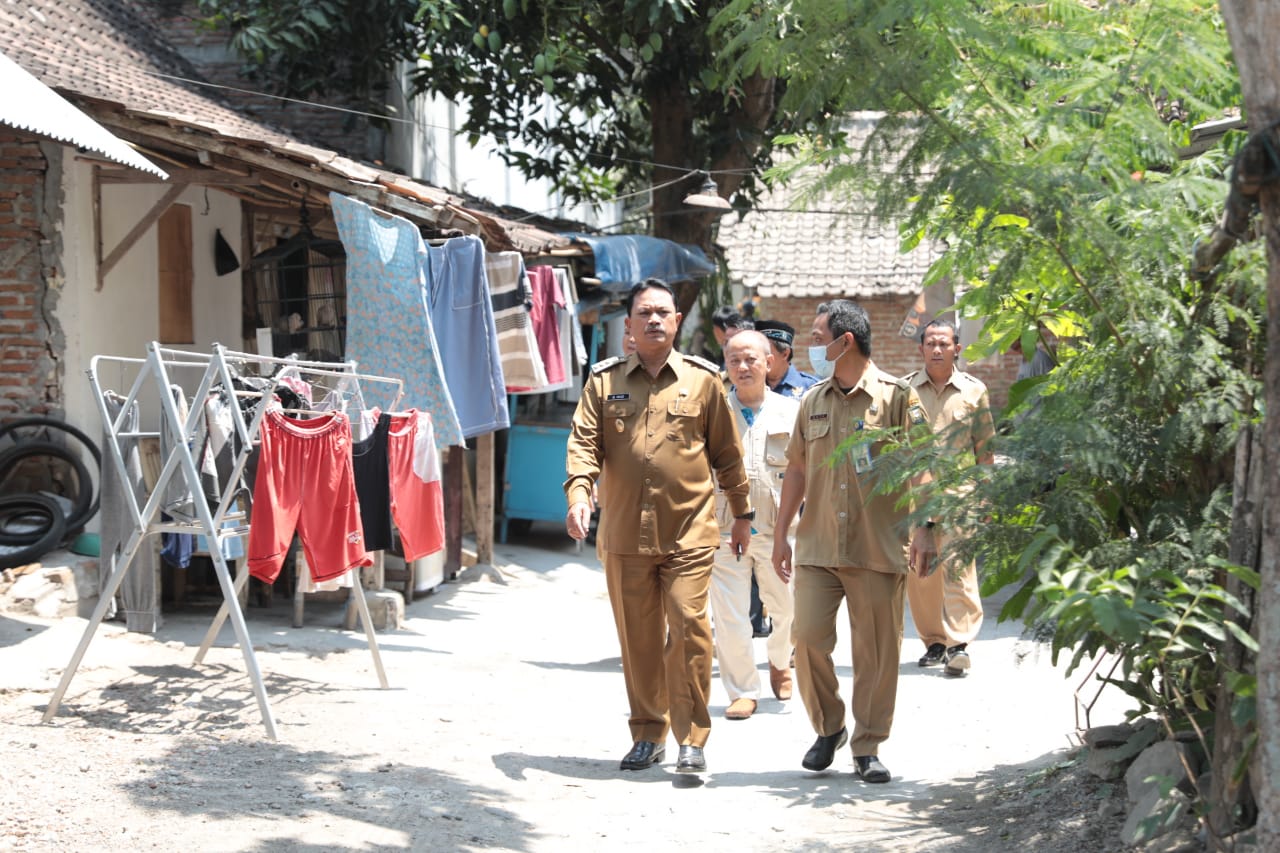 Foto 5 dari 10: Gandeng Baznas, Wali Kota Salurkan Bantuan Bagi Pemilik Rumah Ambruk di Nambangan Lor