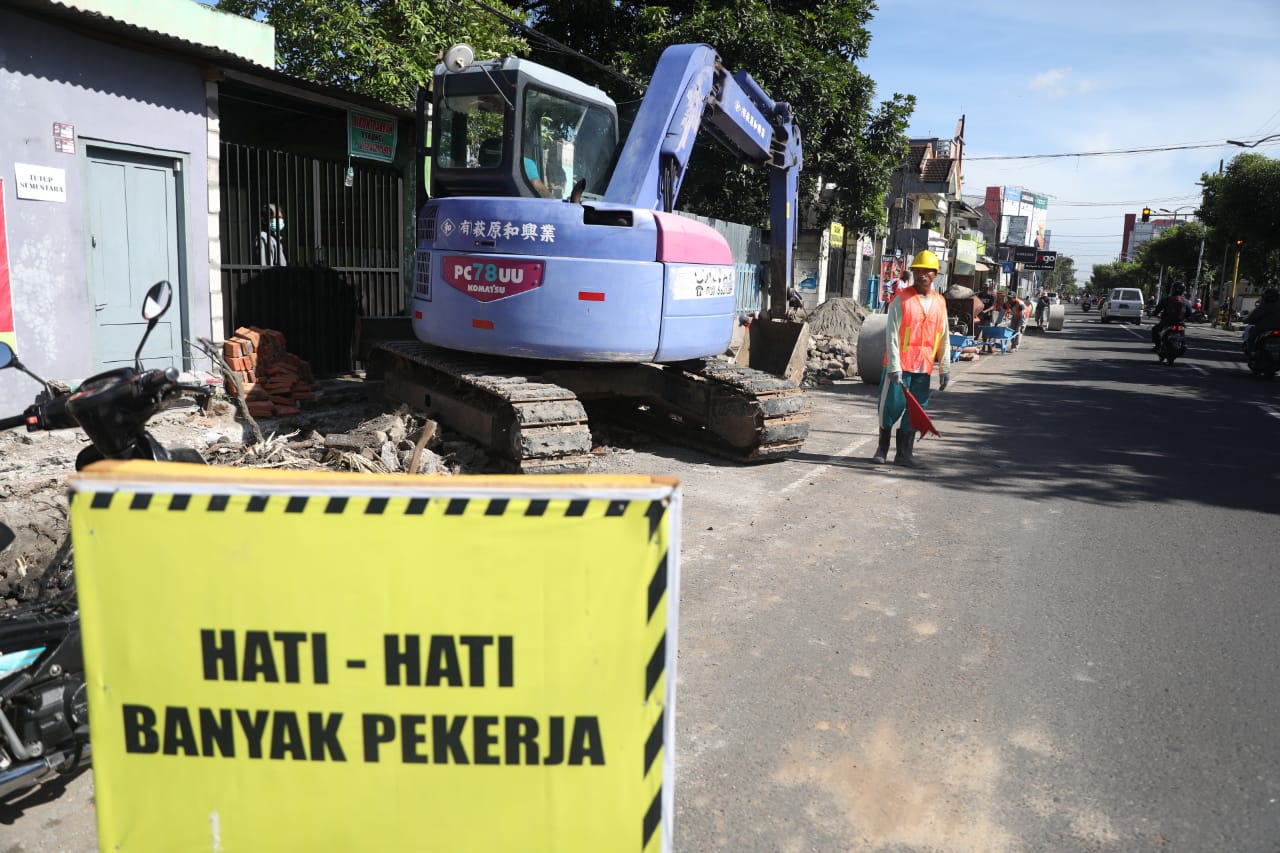 Foto 2 dari 7: Trotoar Jalan dr Seotomo Juga Bersolek, Pembangunan Ditarget Selesai Juli Nanti
