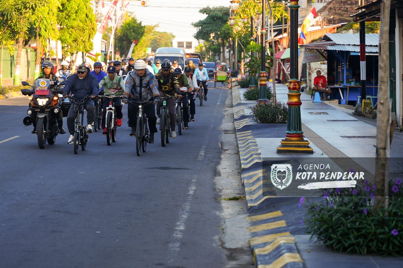 Foto 8 dari 8: Sambil Gowes, Wali Kota Salurkan Bantuan Pangan KRS Tahap Dua Bapanas