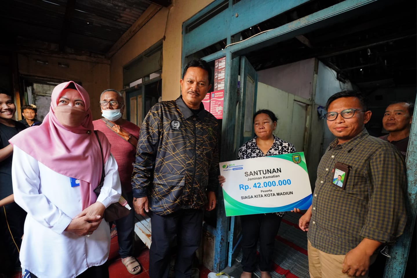 Foto utama berita: Lagi, Wali Kota Serahkan Santunan Kematian Program Siaga Kita, Ahli Waris Dapat Rp 42 Juta