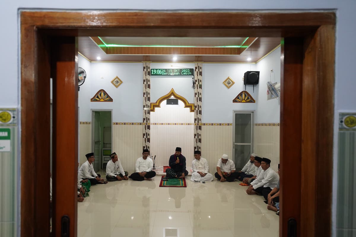 Foto 3 dari 9: Isya Berjamaah Di Musala Al Muttaqin, Wali Kota Ajak Warga Dukung Pembangunan Kota
