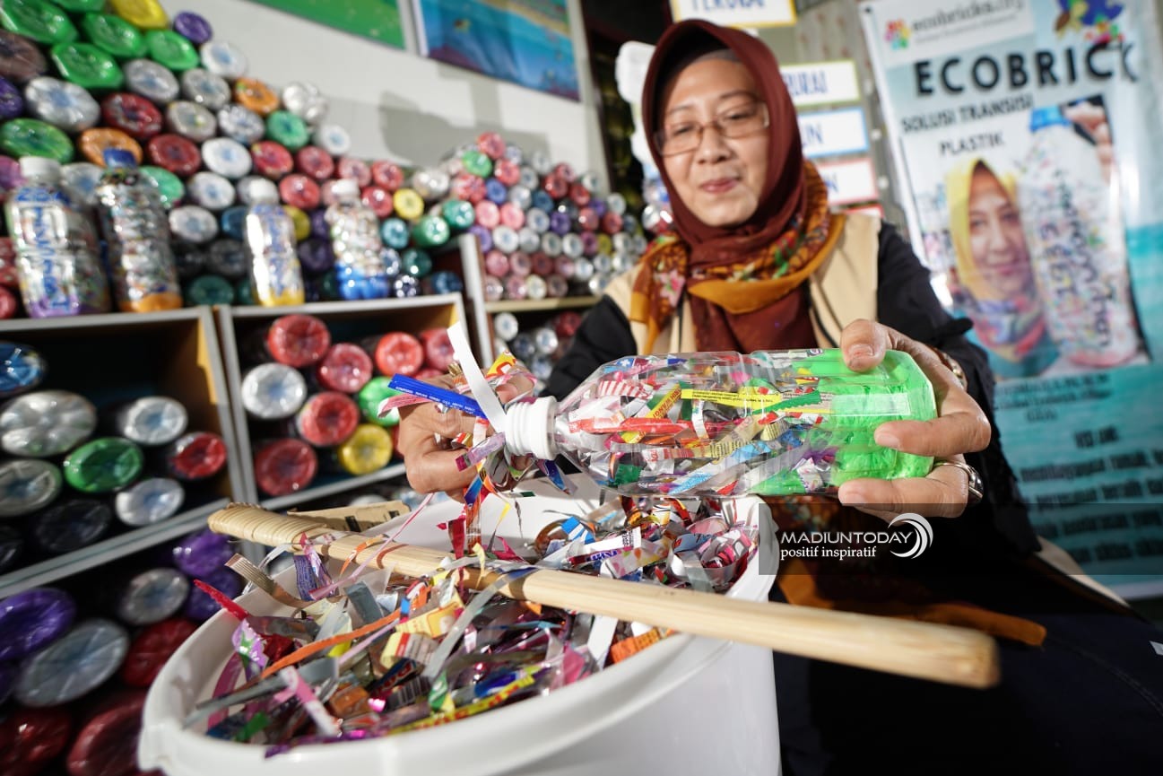 Foto 4 dari 9: Kreatif, Warga Nambangan Lor Kelola Sampah Plastik Melalui Ecobrick