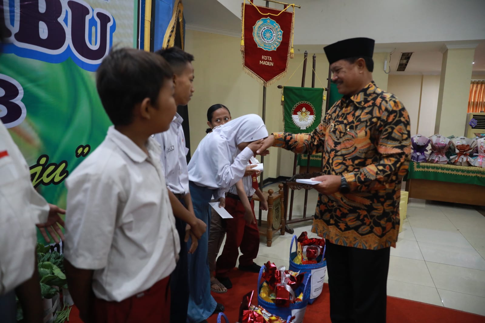 Foto 22 dari 26: Peringati Hari Ibu Ke-95, Wali Kota Gelar Upacara Bendera Hingga Perayaan Bersama Organisasi Wanita Kota Pendekar