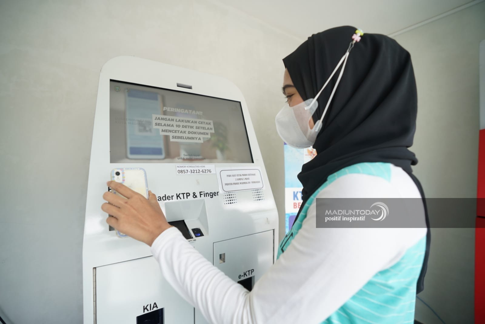 Foto 5 dari 6: Ada Mesin Anjungan Dukcapil Mandiri, Urusan Dokumen Kependudukan Makin Mudah Karena Bisa Cetak Sendiri