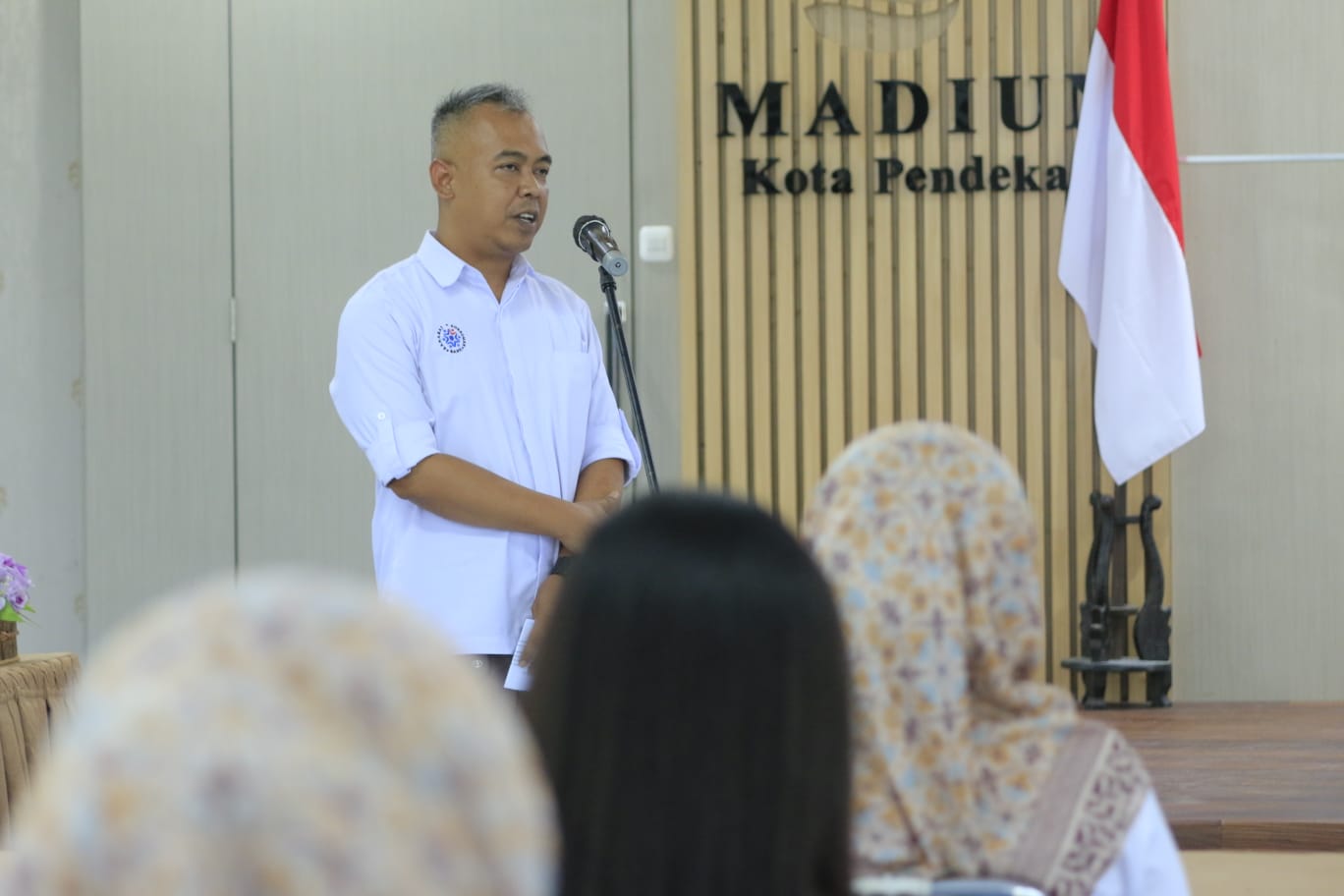 Foto 10 dari 11: Beri Pengarahan Karyawan BPR Bank Daerah Kota Madiun, Wali Kota Dorong Peningkatan Pendapatan Setiap Tahun