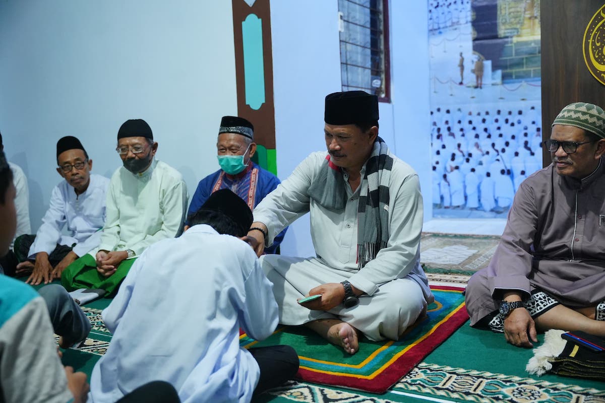 Foto 6 dari 8: Salat Isya di Masjid Al Husna, Wali Kota Salurkan Santunan hingga Bantuan Masjid Rp 18 Juta