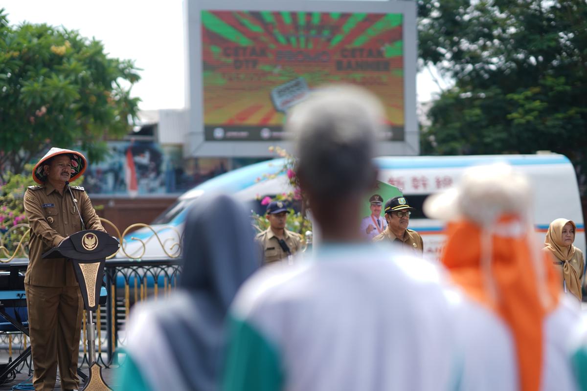 Foto 4 dari 9: Apel Peringatan Hari Peduli Sampah Nasional, Wali Kota: Petugas Sampah Itu Pahlawan Lingkungan