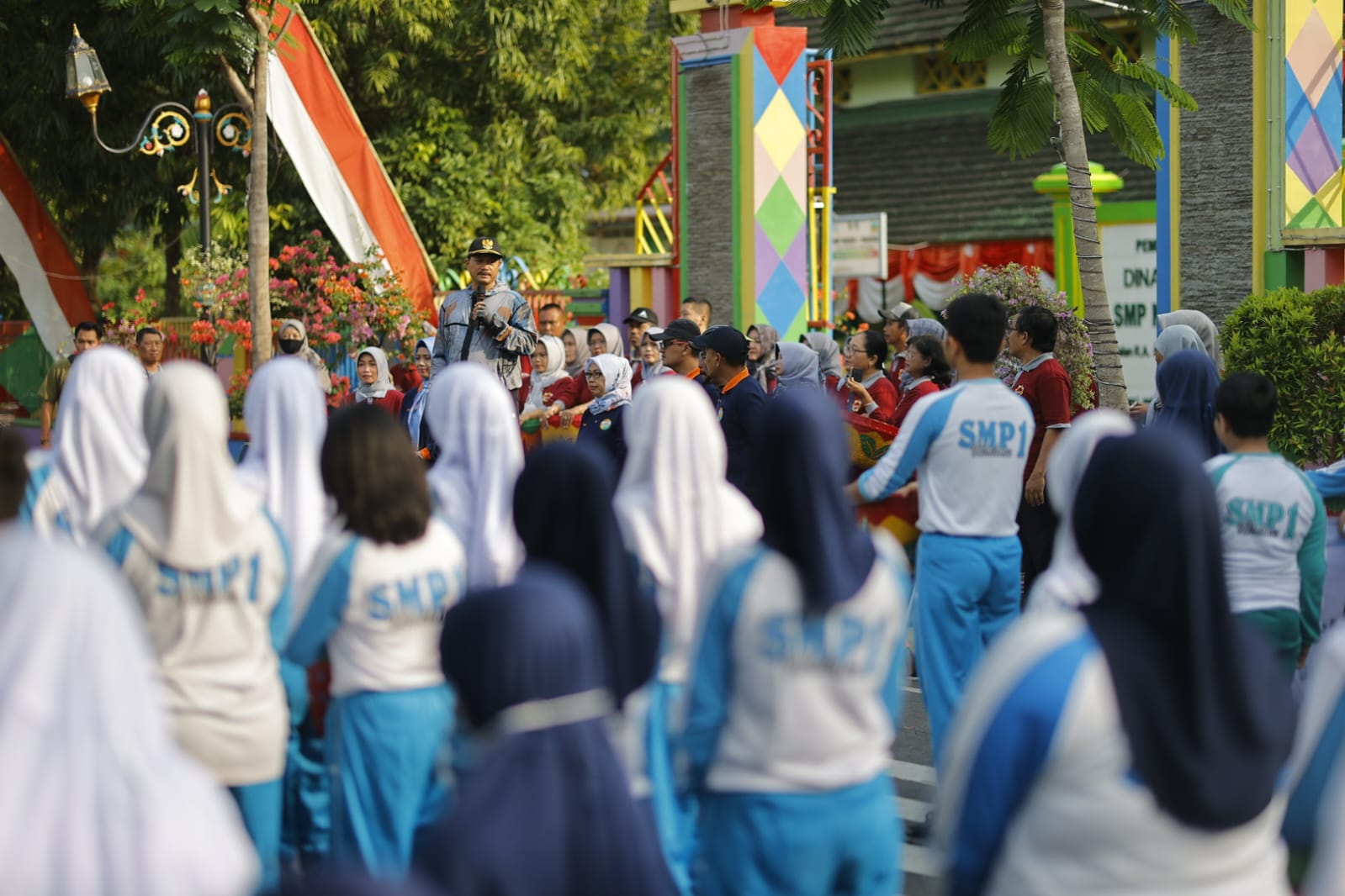 Foto 1 dari 5: Budayakan Cinta Lingkungan, Wali Kota Madiun Maidi Ajak Siswa Bersihkan Lingkungan Sekolah
