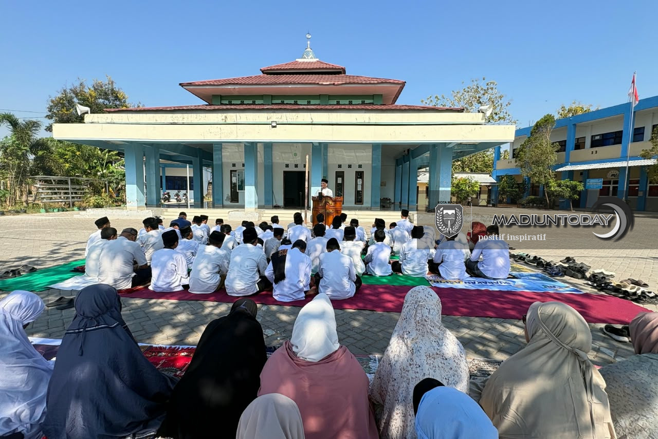 Foto 4 dari 6: Di Tengah Musim Kemarau, MBS Prof Hamka Panjatkan Doa Lewat Salat Istisqa