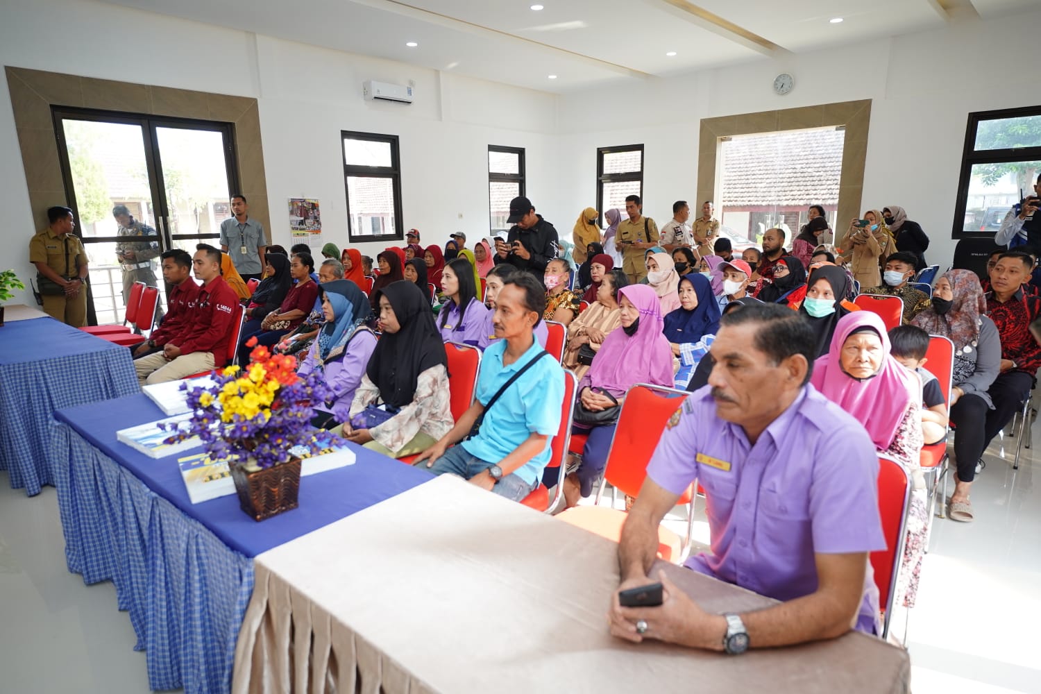 Foto 6 dari 10: Salurkan Bantuan DBHCHT, Wali Kota Harap Bermanfaat Bagi Penerima